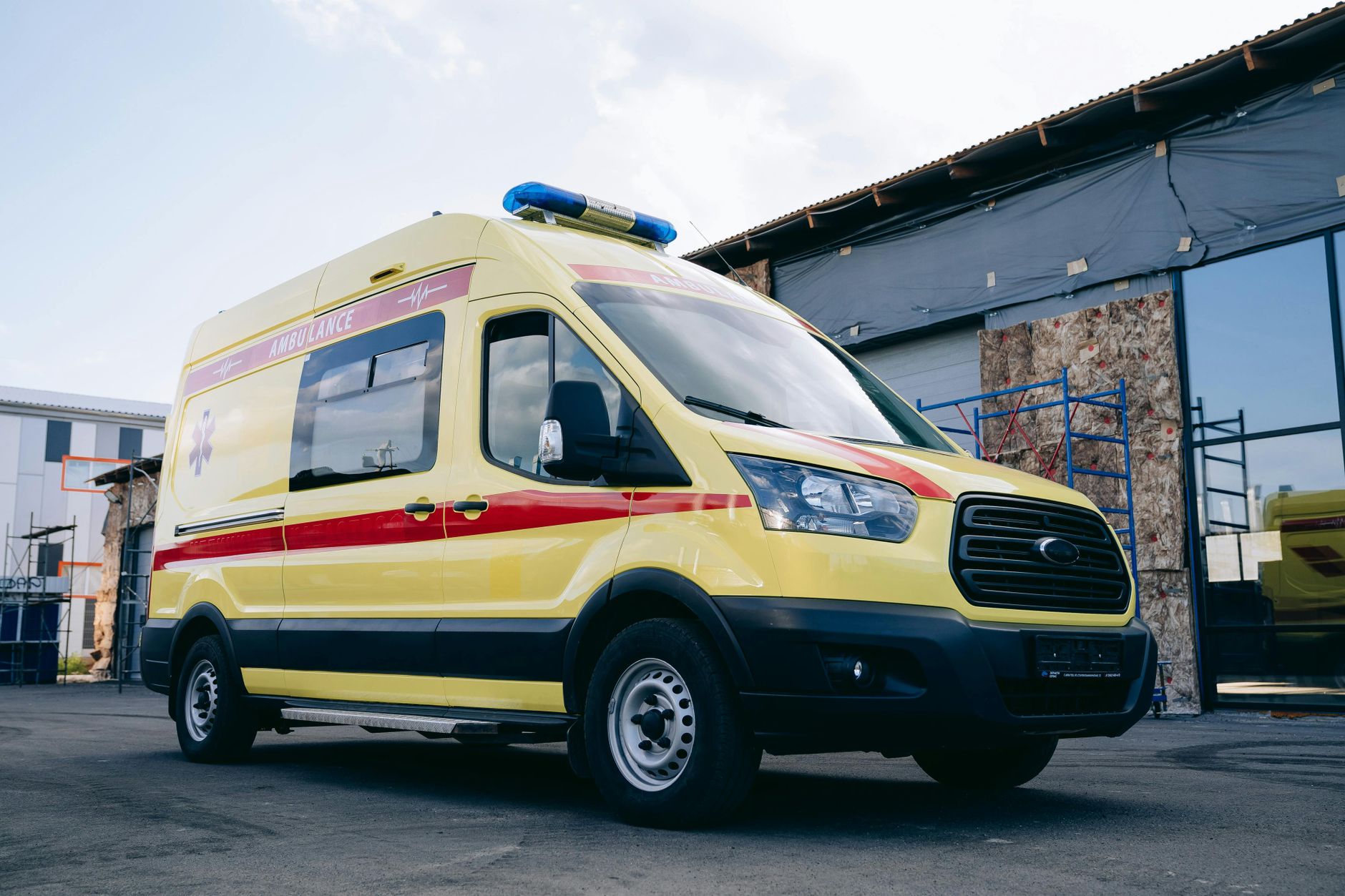 Servicebil holder uden for en bygning