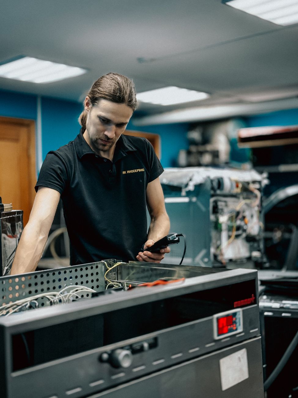 Tekniker kontrollerer et elektrisk panel